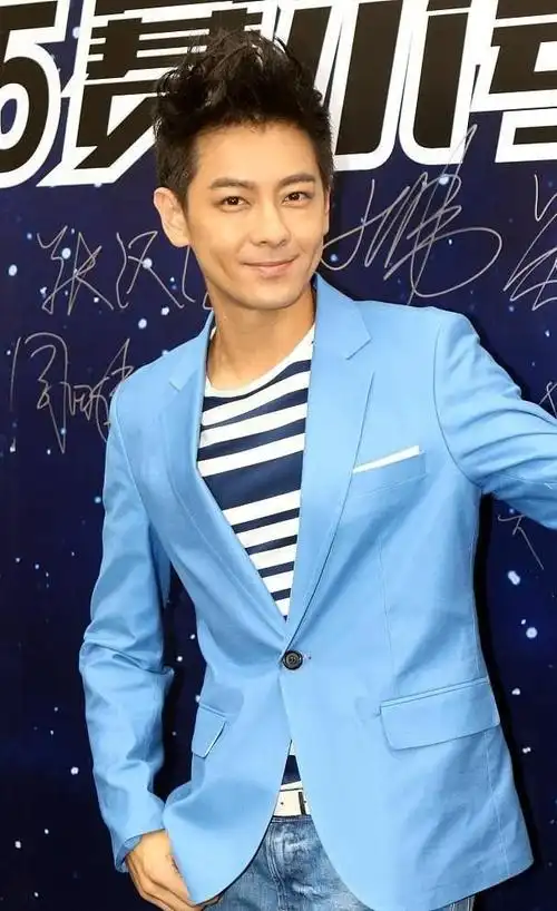 林志颖真是不老童颜牛仔服搭中年衬衫完全不显老帅气迷人