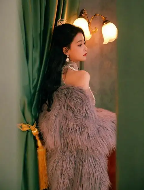 孙怡穿高开叉紫色旗袍秀长腿,香肩半露,楚楚动人!