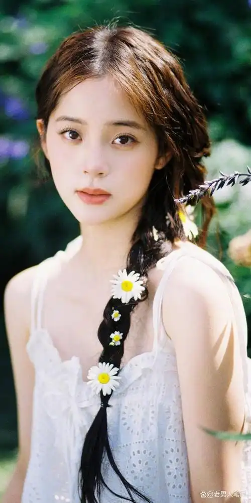 欧阳娜娜私服写真,麻花辫搭配白色吊带裙,满满的甜美浪漫气息