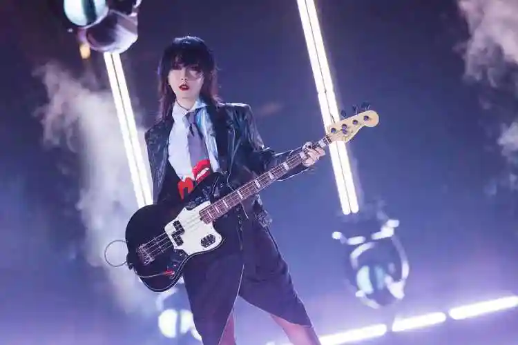 参加综艺《乐队的夏天》后拿到冠军,让新裤子乐队迎来了事业小高潮.