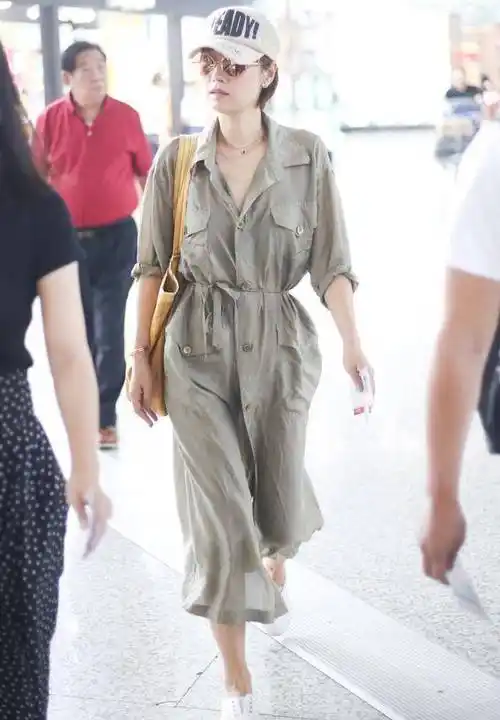 讲真,马伊琍虽不是大美女,但穿衣打扮简约接地气,看着就舒服_气质