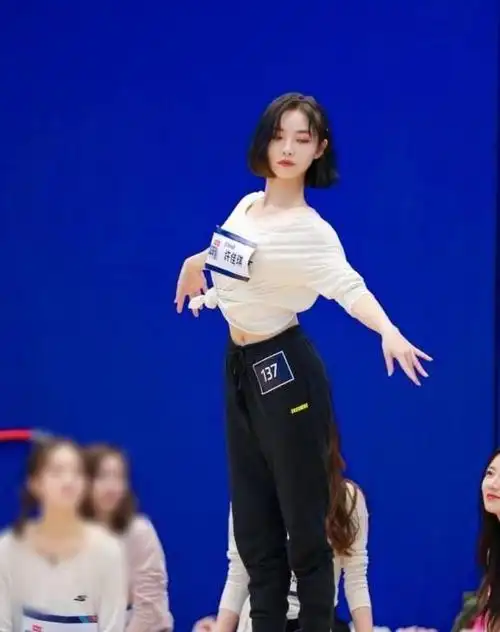 1米7许佳琪就是不一般普通运动裤穿得休闲好看这腿长了得