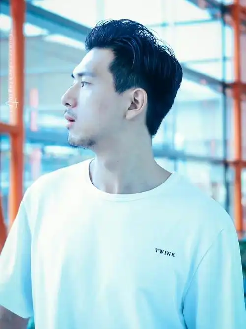 留着这样得小胡渣,有点让人心潮澎湃呀#李现  越看越想看,不知道被