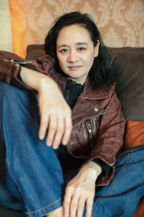 还记得《雪山飞狐》里的袁紫衣吗,如今她成了画家_伍宇娟_电影_艺术展