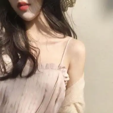 性感女头像超骚气 真实吊带女头像锁骨妩媚,女生头像图片-回车桌面