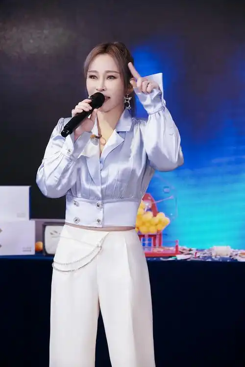 温岚飒爽亮相活动现场新专辑陆续解锁