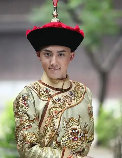 然而,他对待自己的儿子五阿哥永琪和绵亿的态度却截然不同,引起了广泛