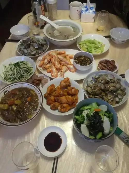 哥嫂来家里吃饭, 做了10个菜招待, 嫂子夸我贤惠, 哥哥说酒少了|嫂子|