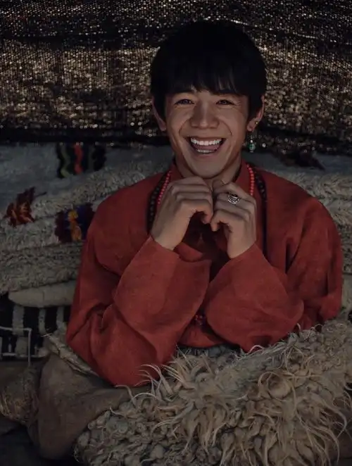 上游时尚丁真时尚芭莎八月刊大片是笑起来最真挚可爱的甜野男孩