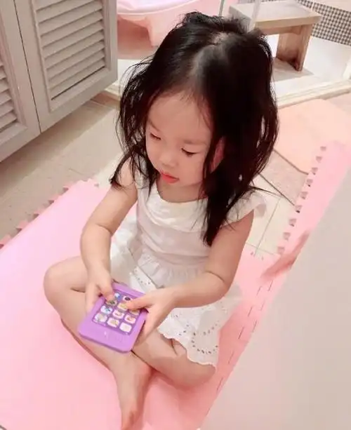 伊能静晒小米粒露背照长大好多超漂亮自曝吓哭米粒太暖心了