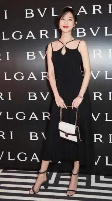 张俪综艺节目跳舞好像刚装上四肢 身穿一袭抹胸黑裙拍广告气质好