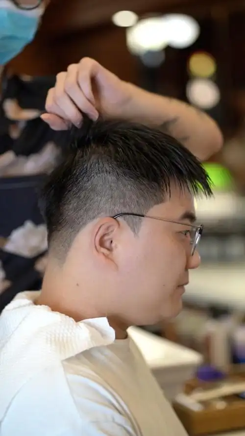 前刺发型之所以受欢迎 在乎其不仅干净利落