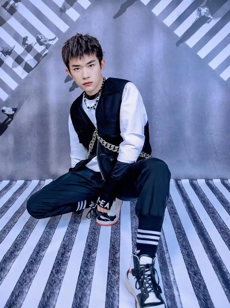 1,李庚希她算是走非流量路线的演员,本身家境就很好