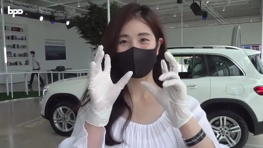 口罩蒙面女戴上手套介绍汽车