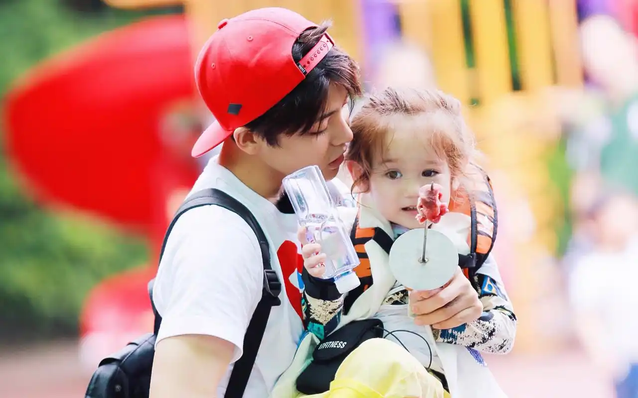 侯明昊《放开我北鼻》高清图片桌面壁纸下载