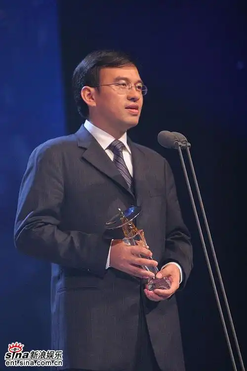 图文:央视《面对面》主持人王志登台领奖_影音娱乐_新浪网