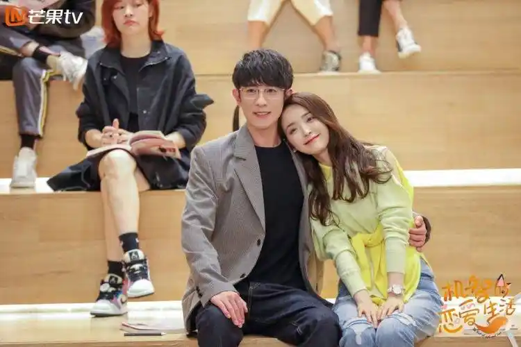 该剧讲述了腹黑的职场上司宁成铭(季肖冰饰)在一次意外中失去记忆