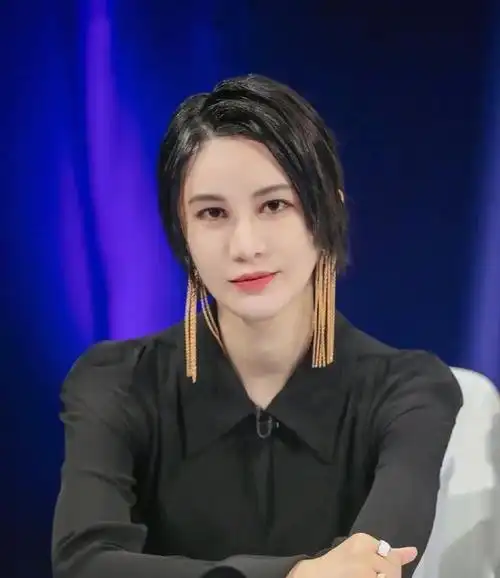 谭维维写歌嘲讽许飞发文抨击尚雯婕为何从未为自己辩解