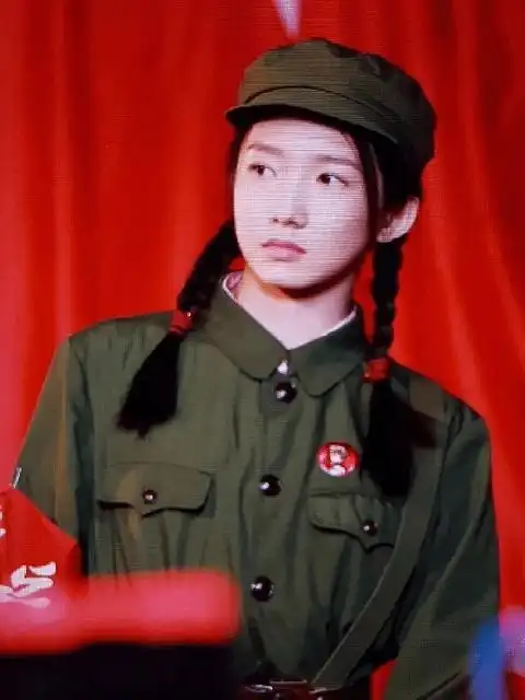 有种"上学没人追"叫孟美岐,看到初中毕业照,这谁敢追啊!