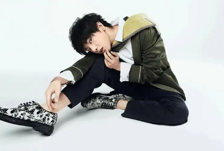 华晨宇 无水印 高清壁纸