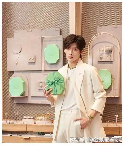 别看翟潇闻很瘦,人家可不瘦,有腹肌有肌肉哦,平时喜欢运动健身,身材