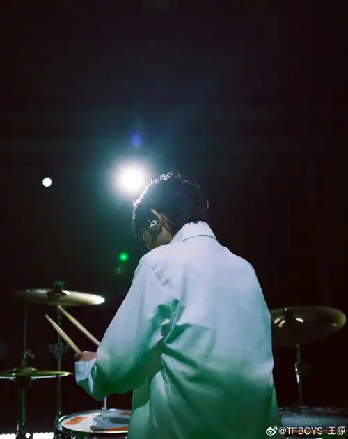 王源伯克利课堂背影照#来感受一波王源背影系列充满安全感的宽肩后背