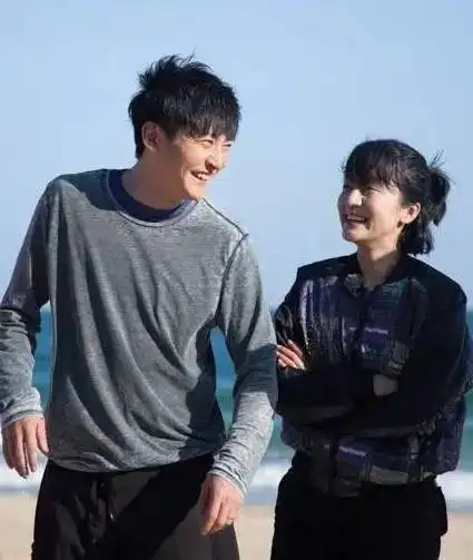 郭京飞携全家度假鲍莉腰部臃肿发福明显8岁儿子身形高挑超帅气