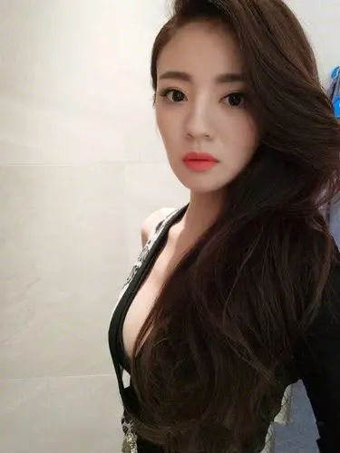 婚后安以轩面色红润,一袭长裙, 多了几分成熟韵味!