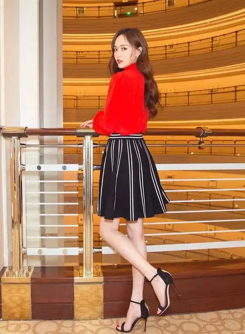 唐嫣身穿chris by christopher bu红色系带纱质衬衫,下搭同品牌黑色