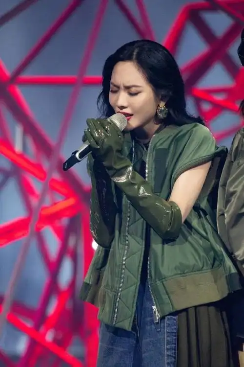 王霏霏成滨崎步师妹#王霏霏在舞台上的表现真的又美又飒!