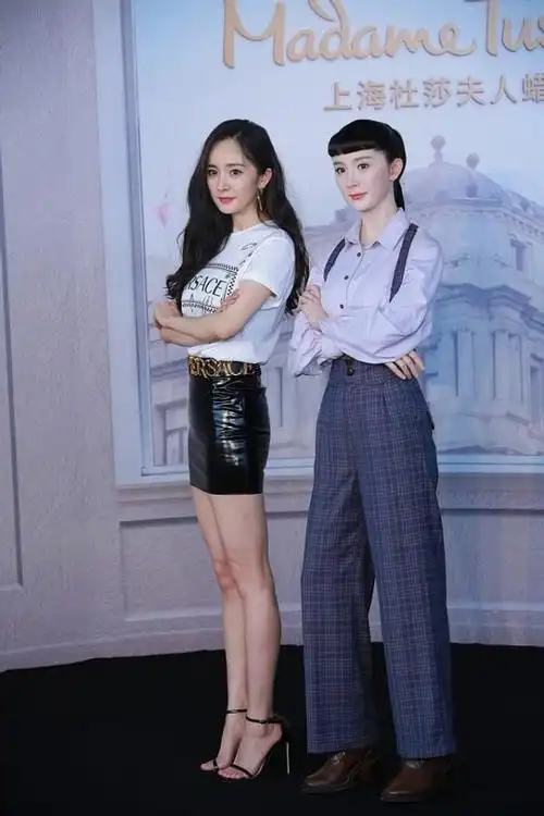 杨幂与自己的蜡像同框看着差距有点大但气质却依旧很高级