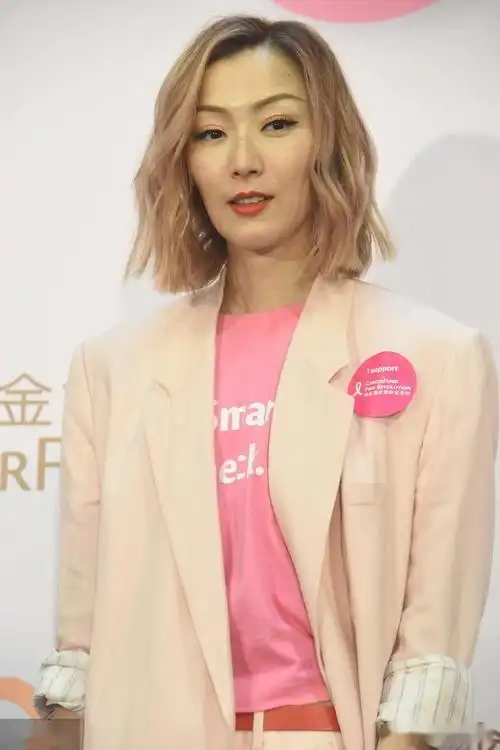 郑秀文近照网友都说真人显老沧桑了