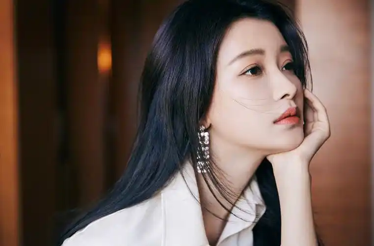 孙怡穿白色短裙俏皮可爱挑战制服造型