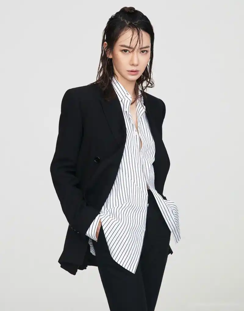 你的霸道总裁戚薇已上线,穿西装超帅的女艺人