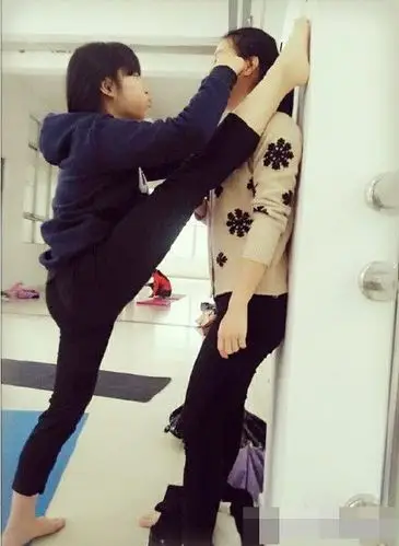 美女劈腿壁咚秀逆天好身材_网易体育