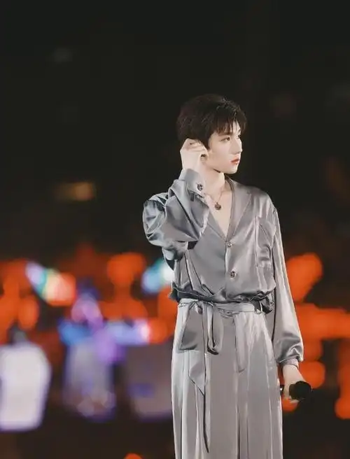 有种"优越"叫王源的锁骨,当他穿睡衣亮相演唱会,气质让人心动