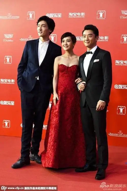 郭采洁露背红裙秀性感郑恺现身帅气迷人