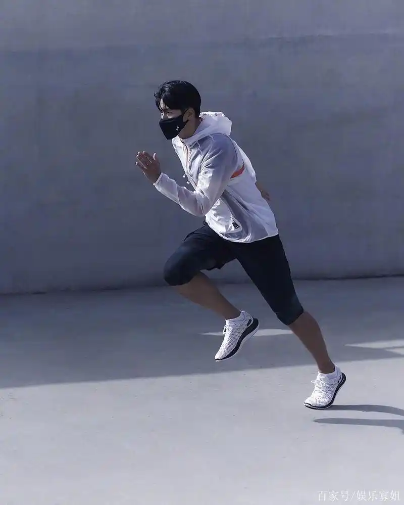 玄彬《gq korea》运动风画报,凸显肌肉线条,满满的男性荷尔蒙