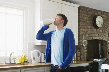 喝牛奶的年轻人照片