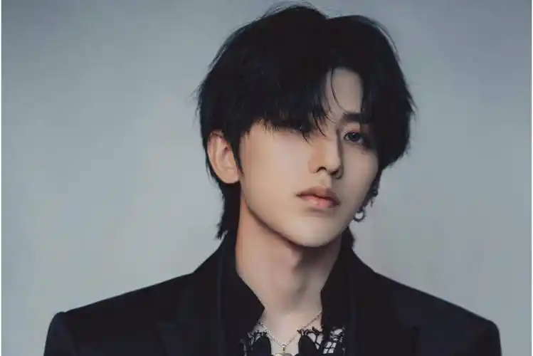 比如前几年大火的蔡徐坤,已知的绯闻女友,有初中同学杨可伊,演员卢