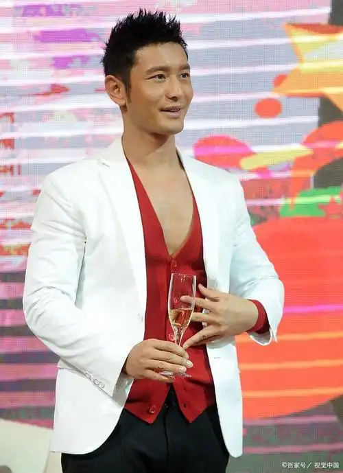 来看看黄晓明近照的肌肉线条,你就会明白为什么健身如此重要?