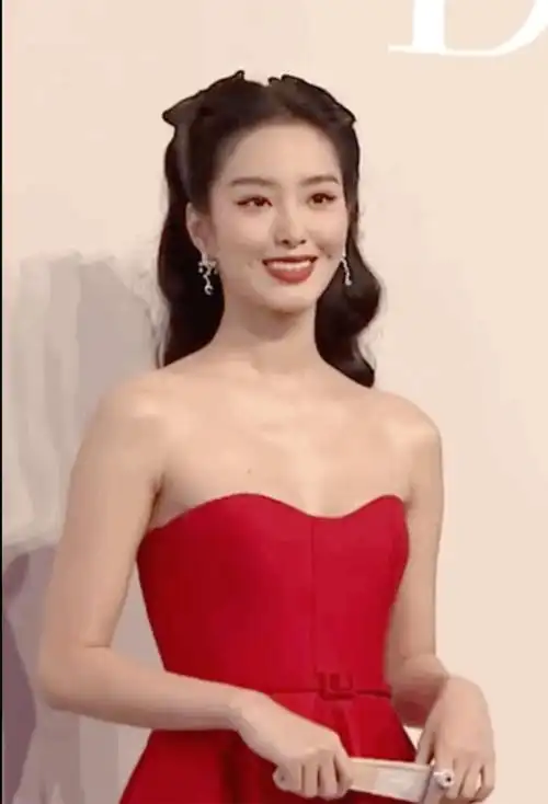 杨采钰身穿一袭红色抹胸长裙出席活动,散发出珠圆玉润健康美感!