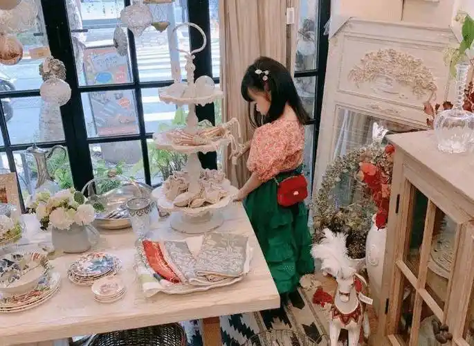 伊能静晒小米粒近照,完美驾驭红配绿装扮,颜值越来越好看_洋娃娃_评论