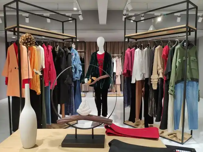 品牌女装折扣店中的服装陈列要有时尚感,让顾客从服装店的陈列中能够