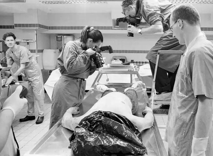 法医严肃捧脑浆 专业让他们没时间害怕_未解之谜网