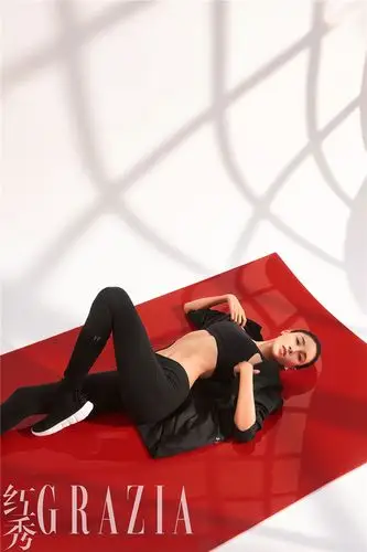 照片中张蓝心大秀小蛮腰,笔直的大长腿,时而性感时而魅惑,以一袭红裙