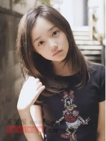 无论怎样搭配发型中国服装网 时尚资讯 秀发飘飞 清新内扣式中长发