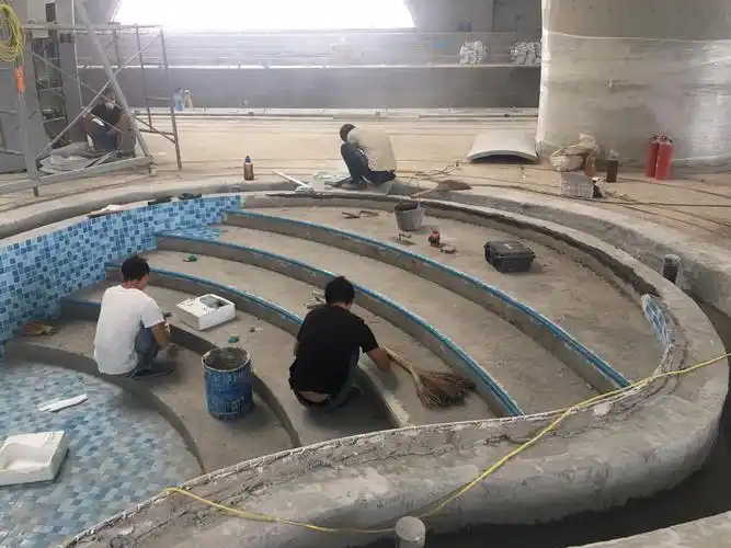 戏水池踏步贴瓷砖