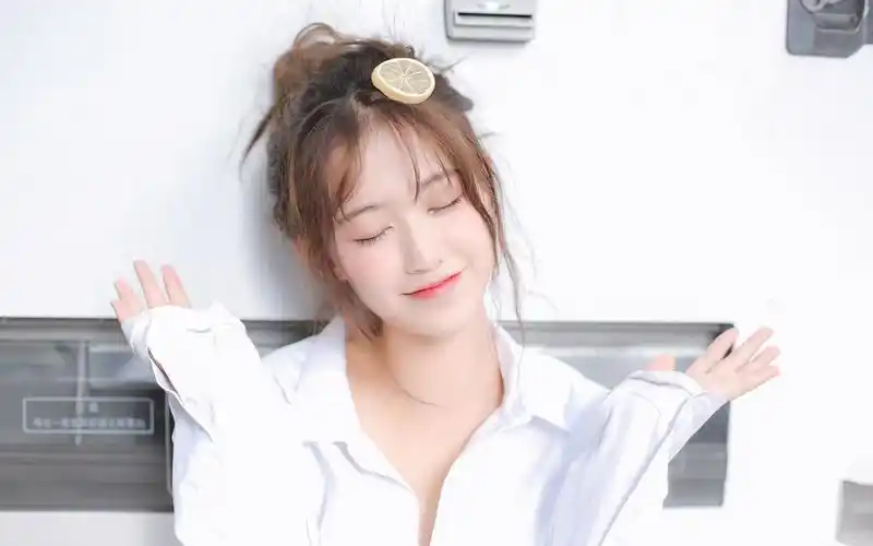 小清新丸子头美女白衬衫诱惑写真桌面壁纸
