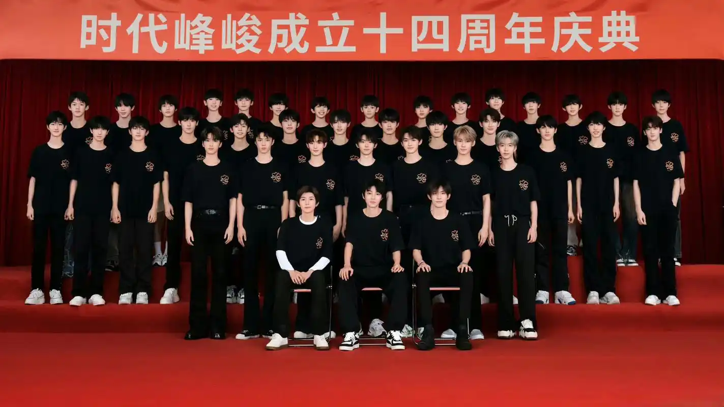 合照# 像极了毕业照,第一张严肃,第二张活泼,三小只俨然一副大家长